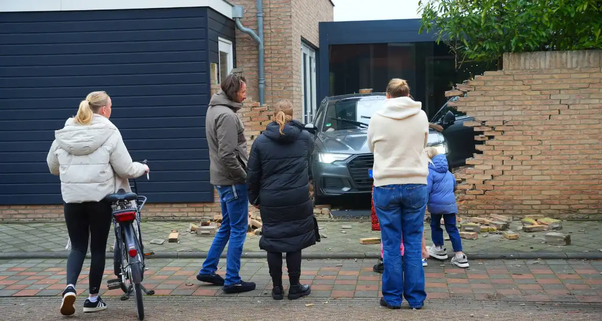 Auto rijdt dwars door tuinmuur - Foto 3