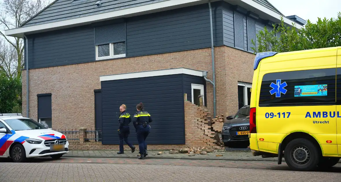 Auto rijdt dwars door tuinmuur - Foto 4