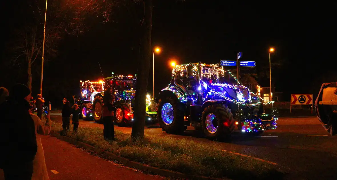 Verlichte tractoren trekken door straten