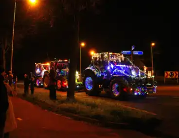 Verlichte tractoren trekken door straten