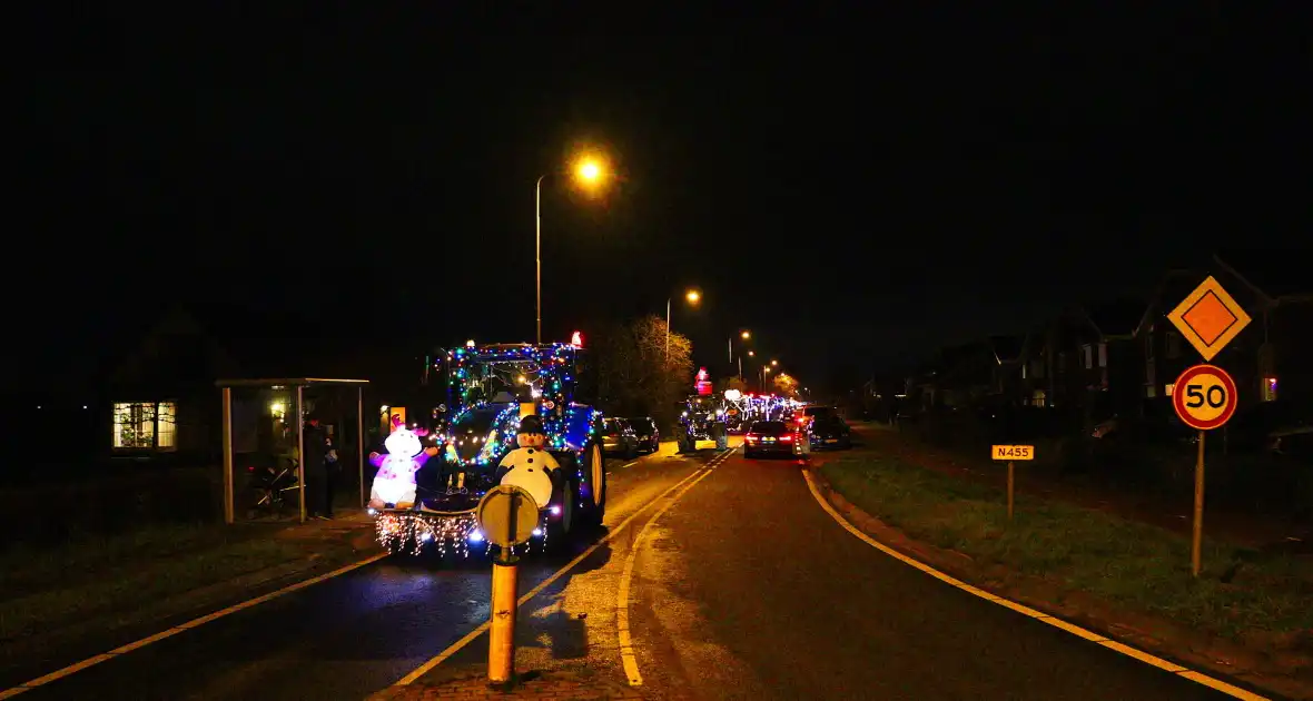 Verlichte tractoren trekken door straten - Foto 1