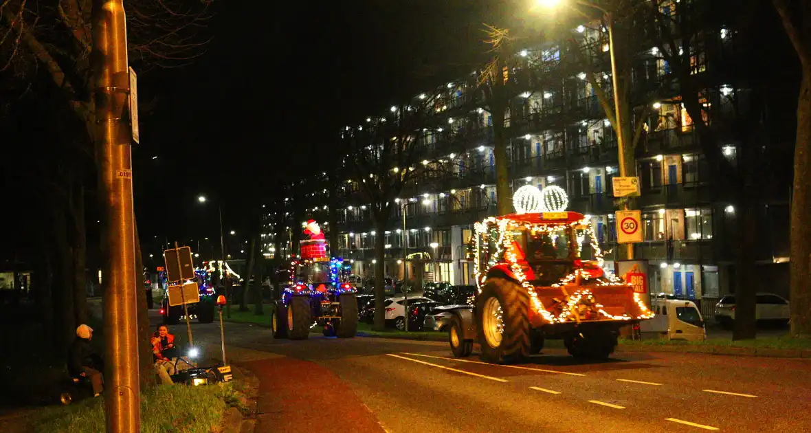 Verlichte tractoren trekken door straten - Foto 2