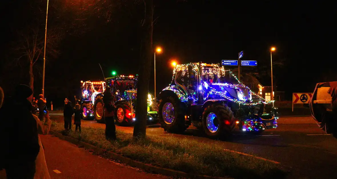 Verlichte tractoren trekken door straten - Foto 3