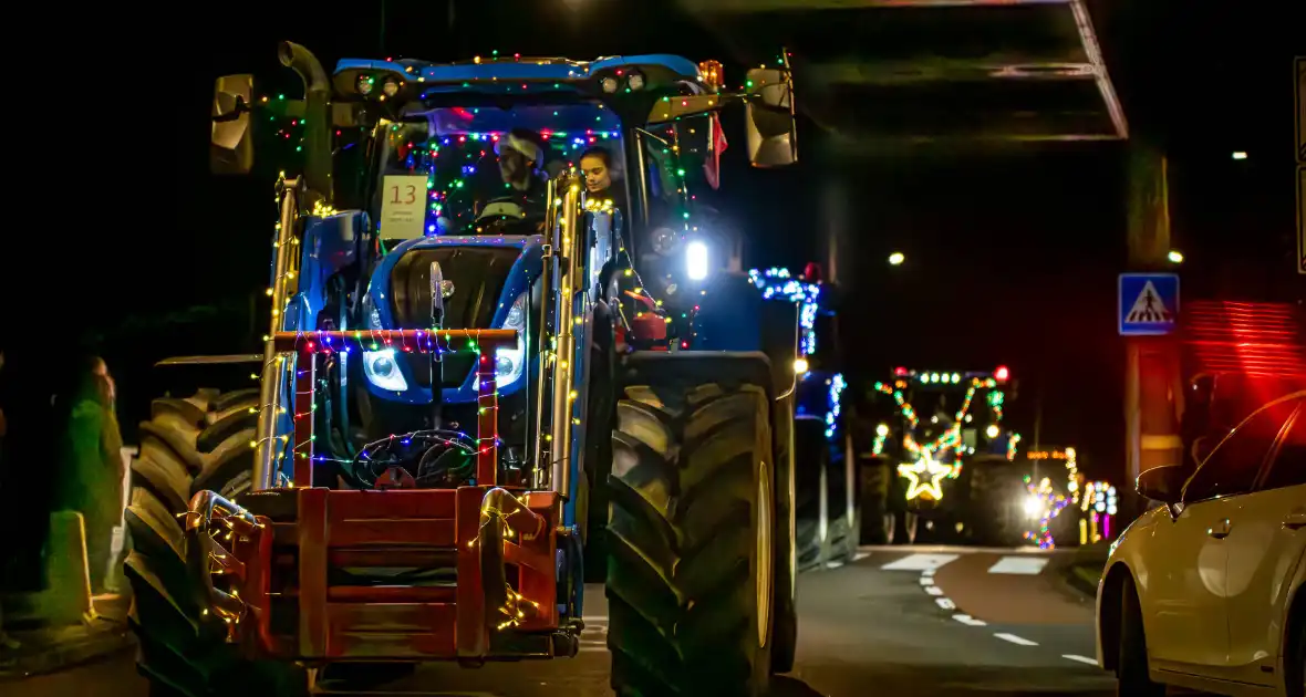 Verlichte tractoren trekken door straten - Foto 4