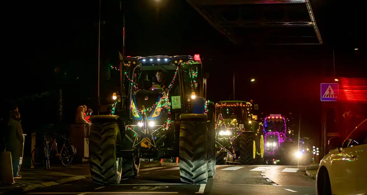 Verlichte tractoren trekken door straten - Foto 6