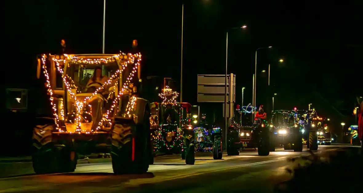 Verlichte tractoren trekken door straten - Foto 7