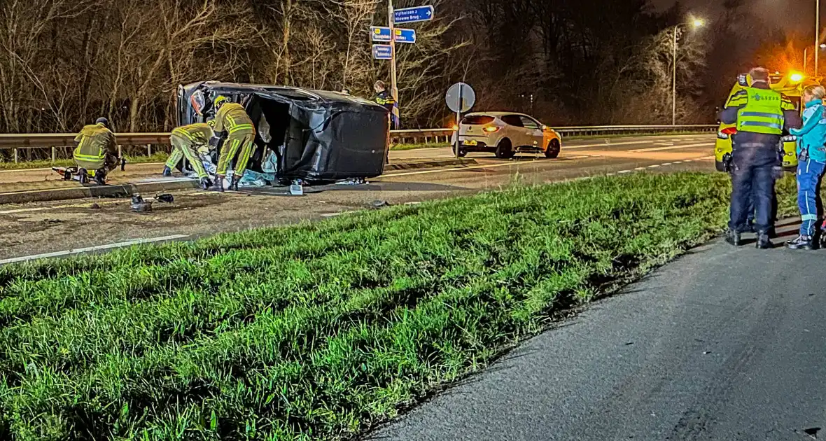 Automobilist ramt lantaarnpaal en belandt op zijkant