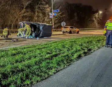 Automobilist ramt lantaarnpaal en belandt op zijkant