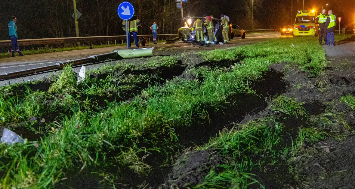 Automobilist ramt lantaarnpaal en belandt op zijkant - Foto 1