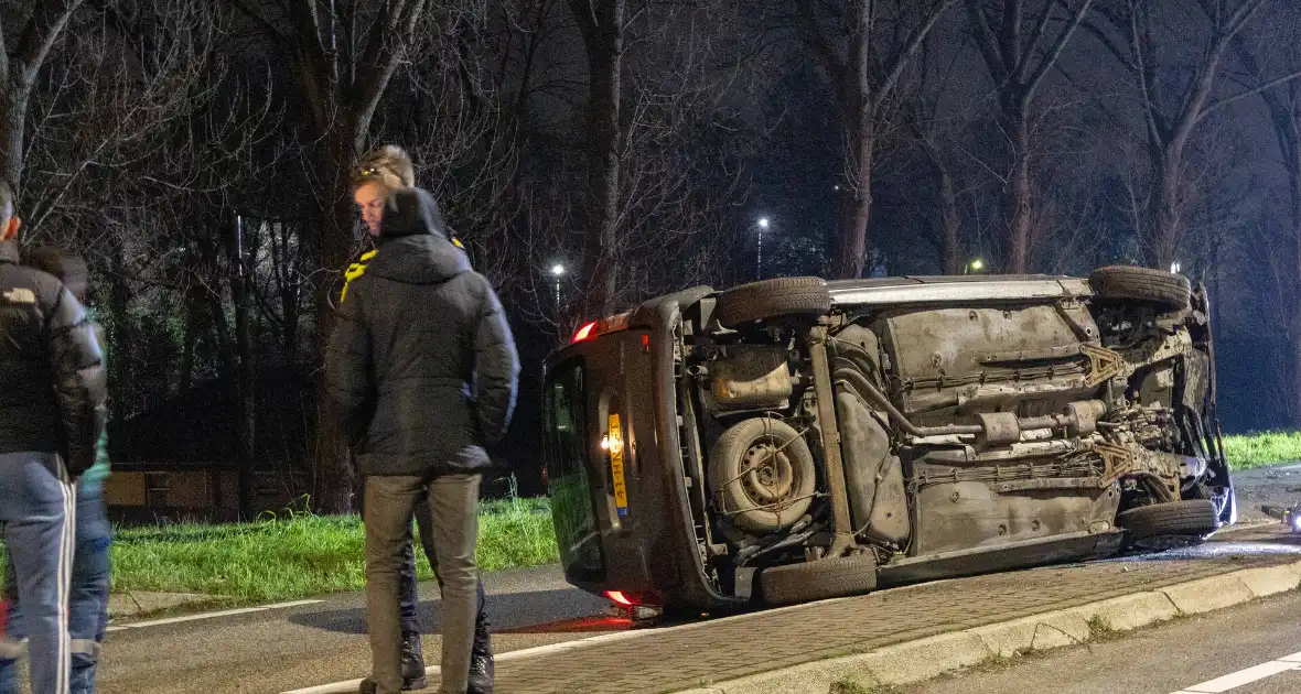 Automobilist ramt lantaarnpaal en belandt op zijkant - Foto 4