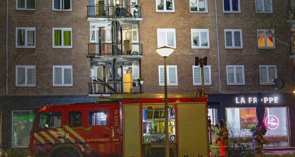 Grote brand op balkon van flat