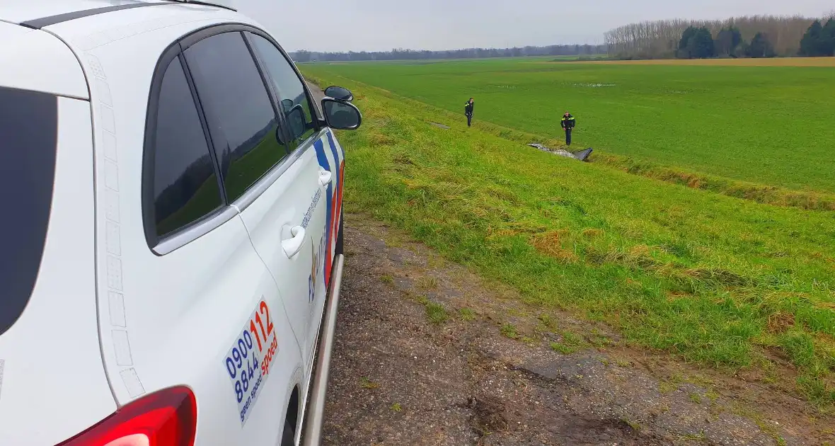 Vaten met gevaarlijke stoffen gevonden in sloot