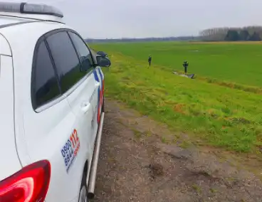 Vaten met gevaarlijke stoffen gevonden in sloot