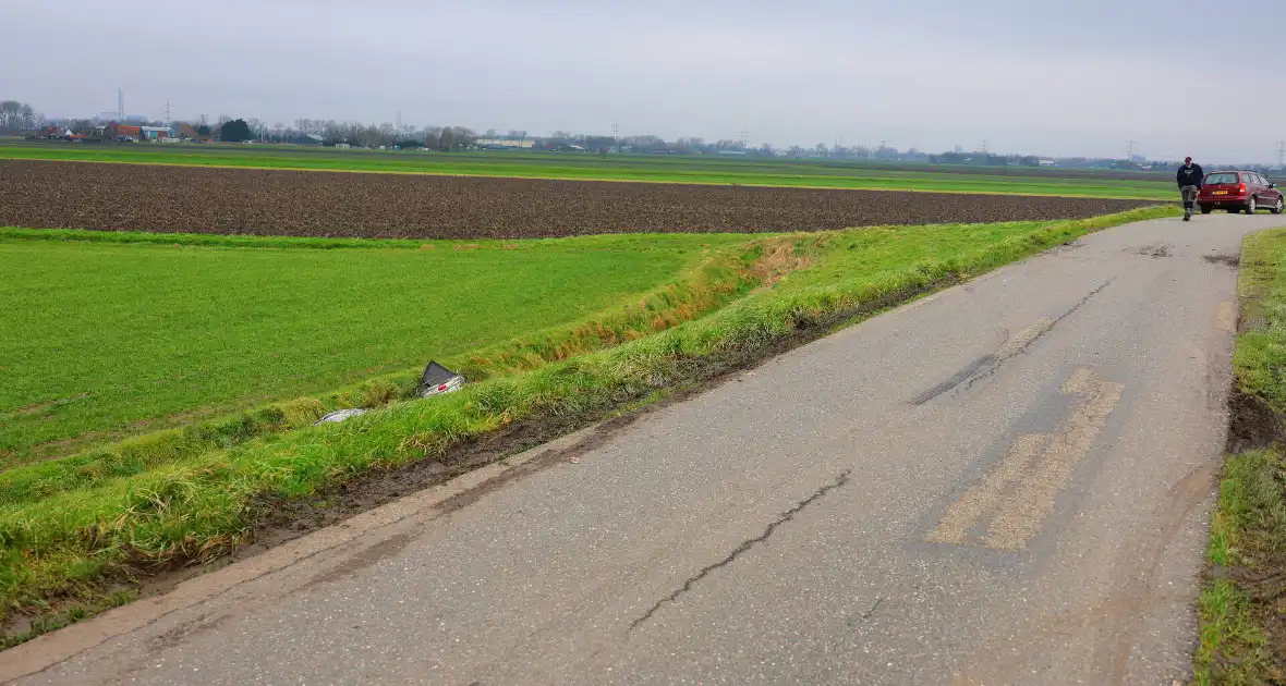 Vaten met gevaarlijke stoffen gevonden in sloot - Foto 1