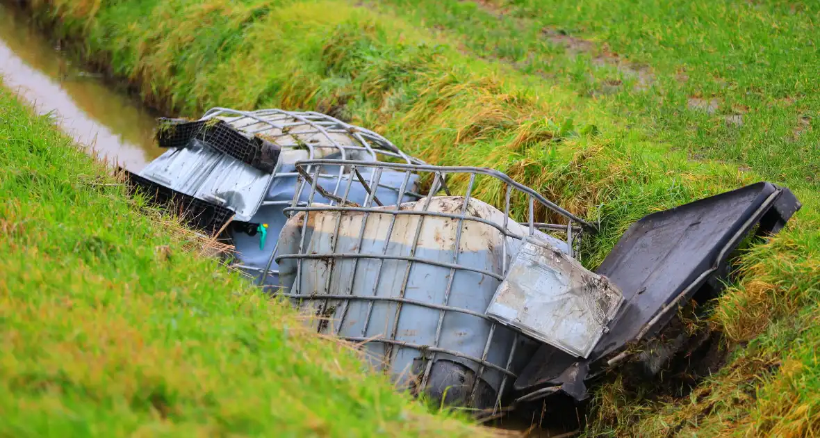 Vaten met gevaarlijke stoffen gevonden in sloot - Foto 3