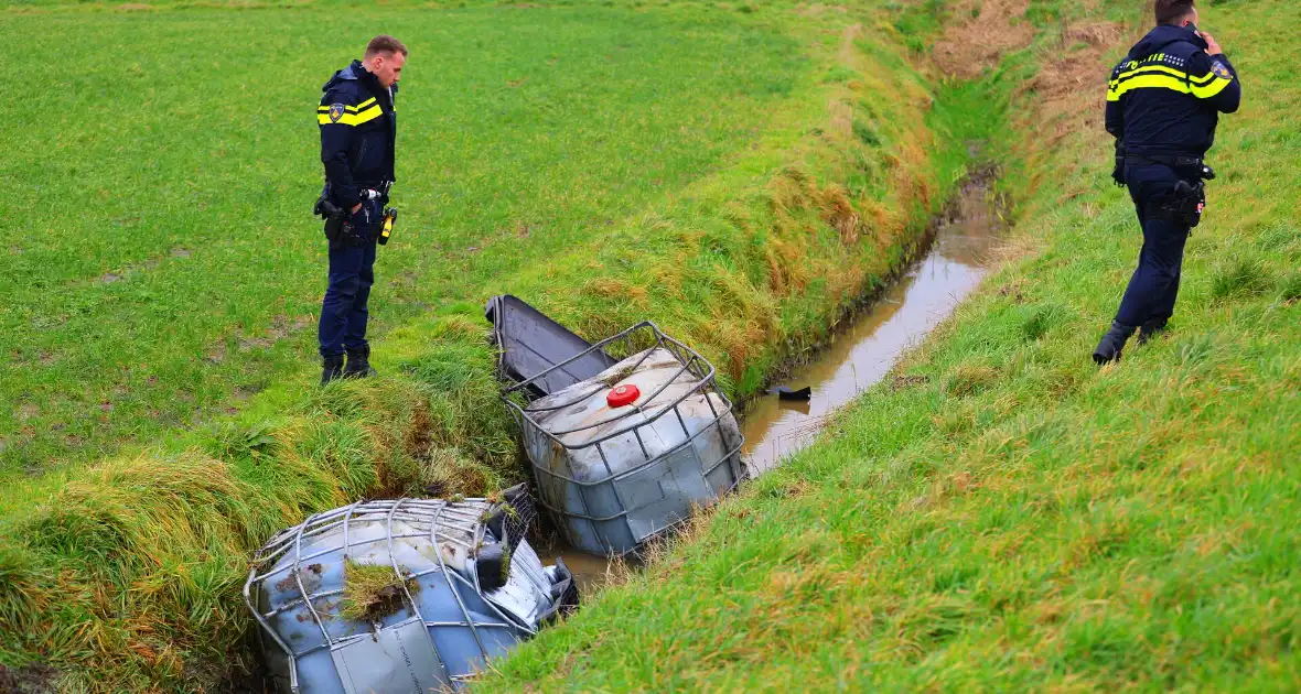 Vaten met gevaarlijke stoffen gevonden in sloot - Foto 4