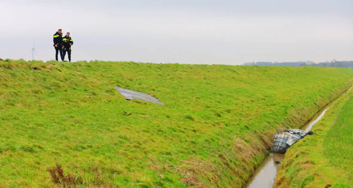 Vaten met gevaarlijke stoffen gevonden in sloot - Foto 5