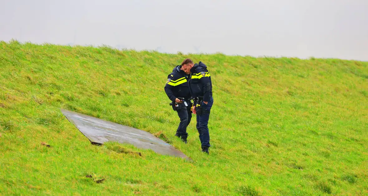 Vaten met gevaarlijke stoffen gevonden in sloot - Foto 6