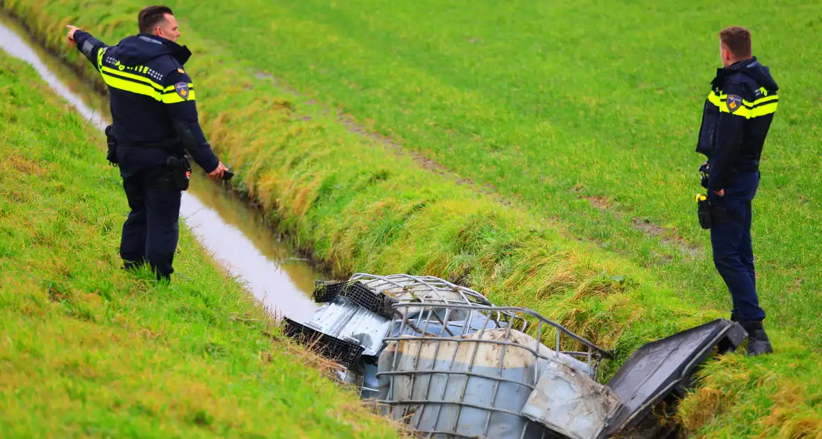 Vaten met gevaarlijke stoffen gevonden in sloot - Foto 7