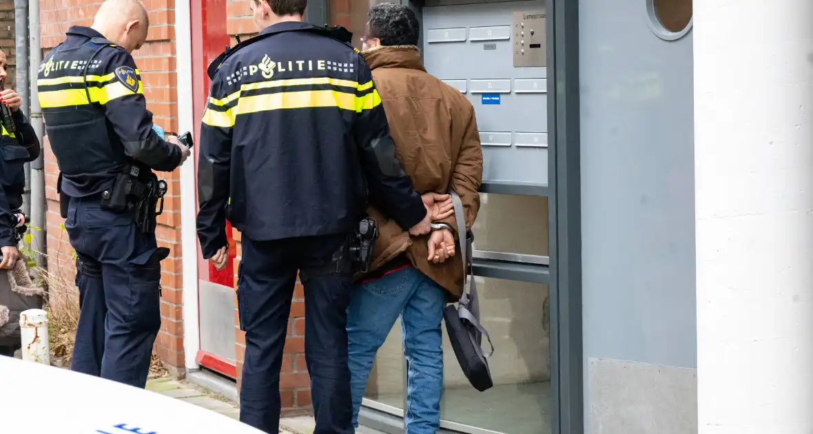 Politie groots ingezet voor melding steekpartij - Foto 4