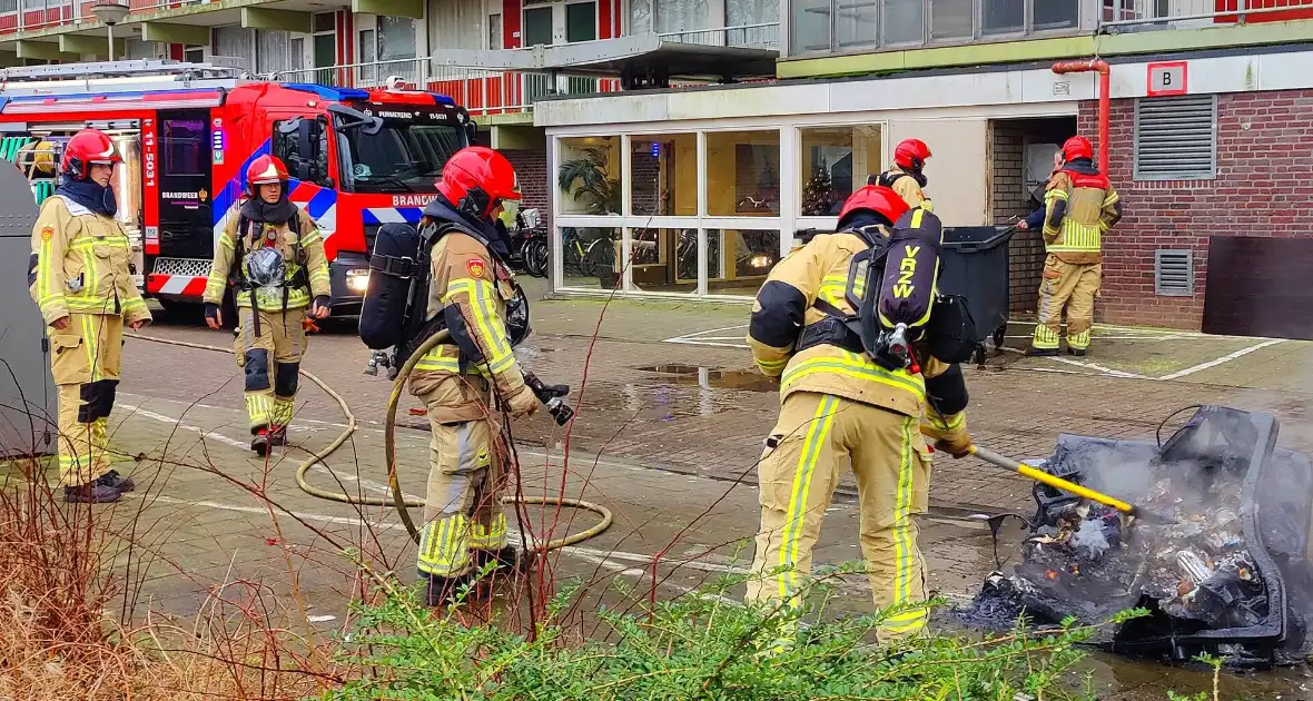 Brand in container in container ruimte van flatgebouw