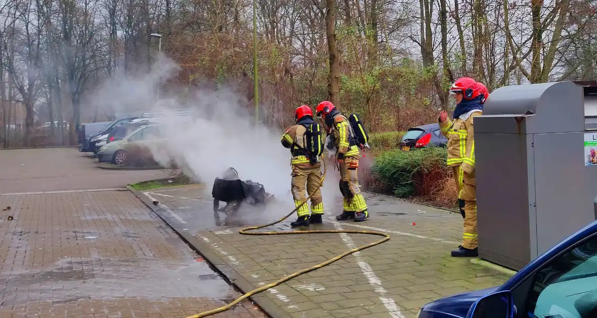 Brand in container in container ruimte van flatgebouw - Foto 1