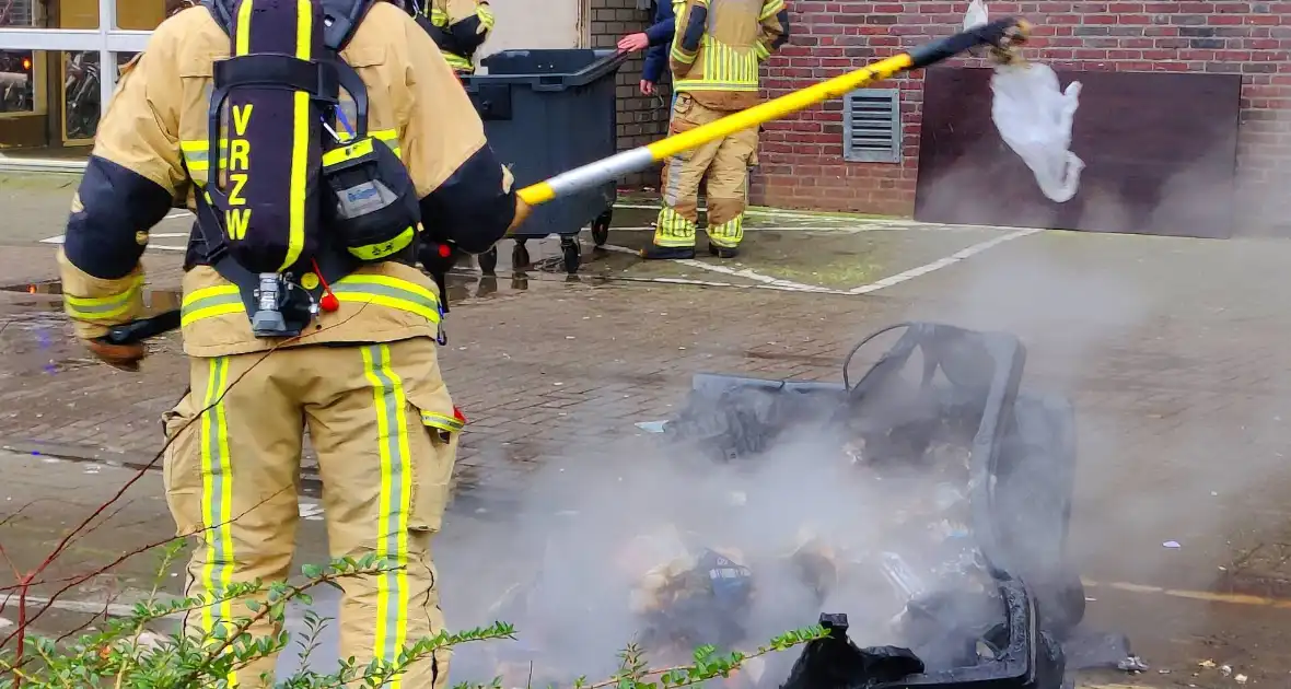 Brand in container in container ruimte van flatgebouw - Foto 4