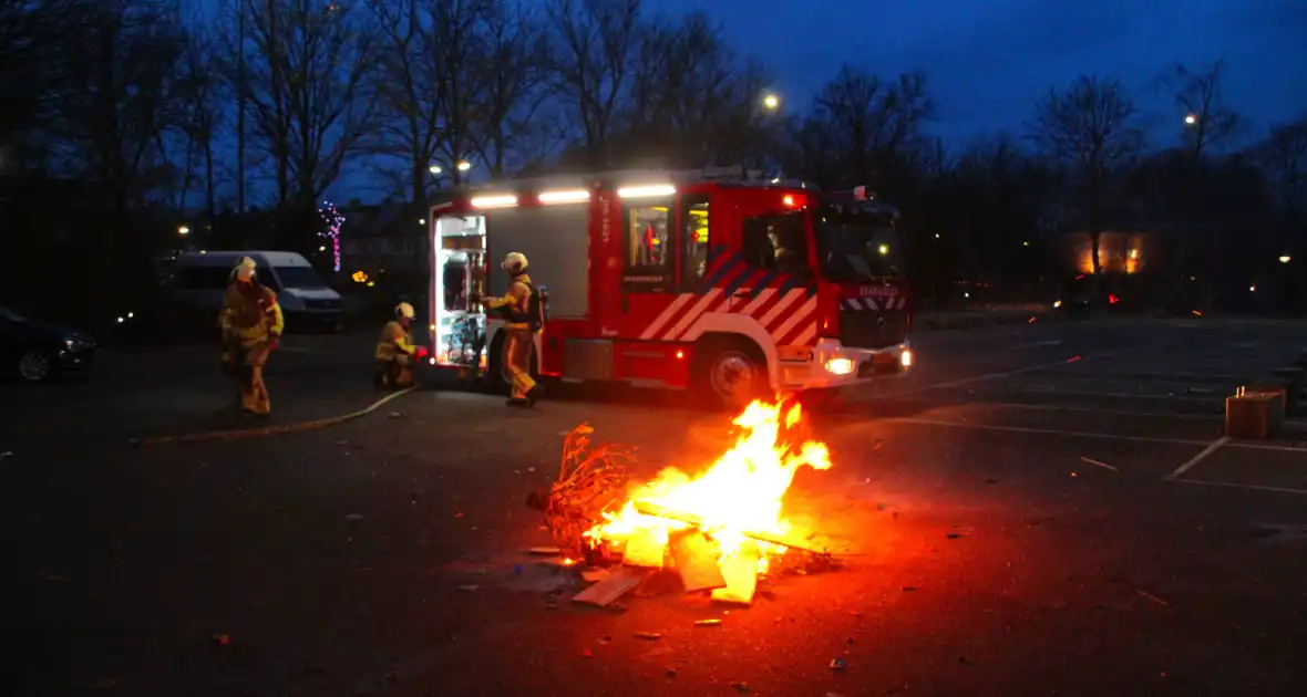 Afvalbrand op parkeerterrein snel geblust