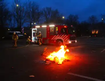 Afvalbrand op parkeerterrein snel geblust