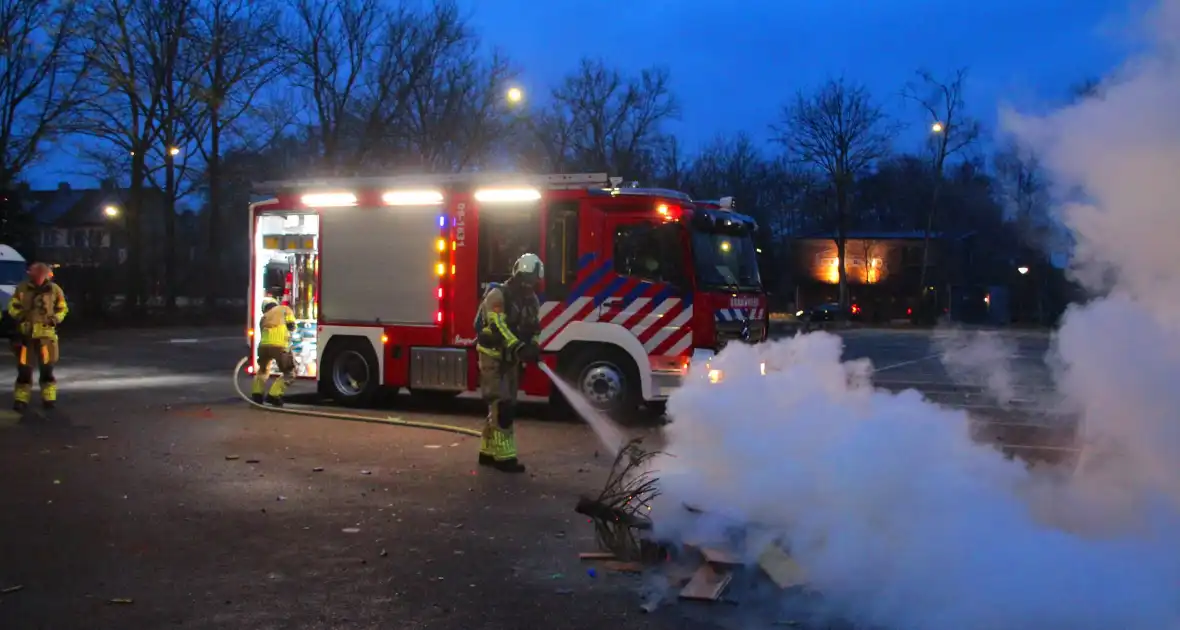 Afvalbrand op parkeerterrein snel geblust - Foto 1