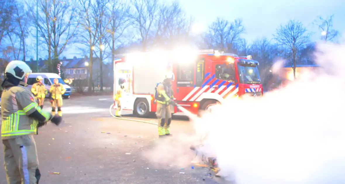 Afvalbrand op parkeerterrein snel geblust - Foto 2