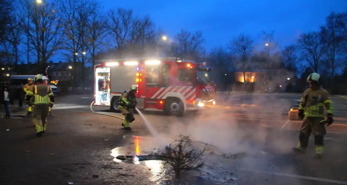 Afvalbrand op parkeerterrein snel geblust - Foto 3