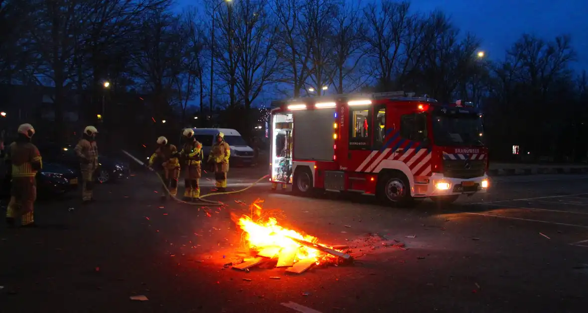 Afvalbrand op parkeerterrein snel geblust - Foto 4