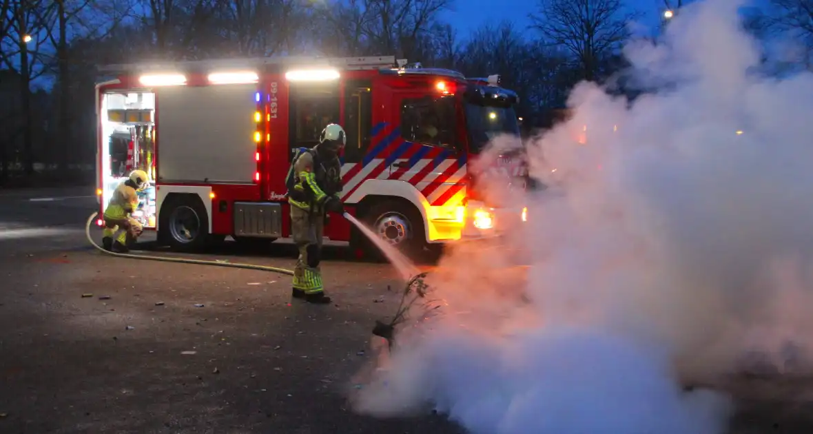 Afvalbrand op parkeerterrein snel geblust - Foto 5