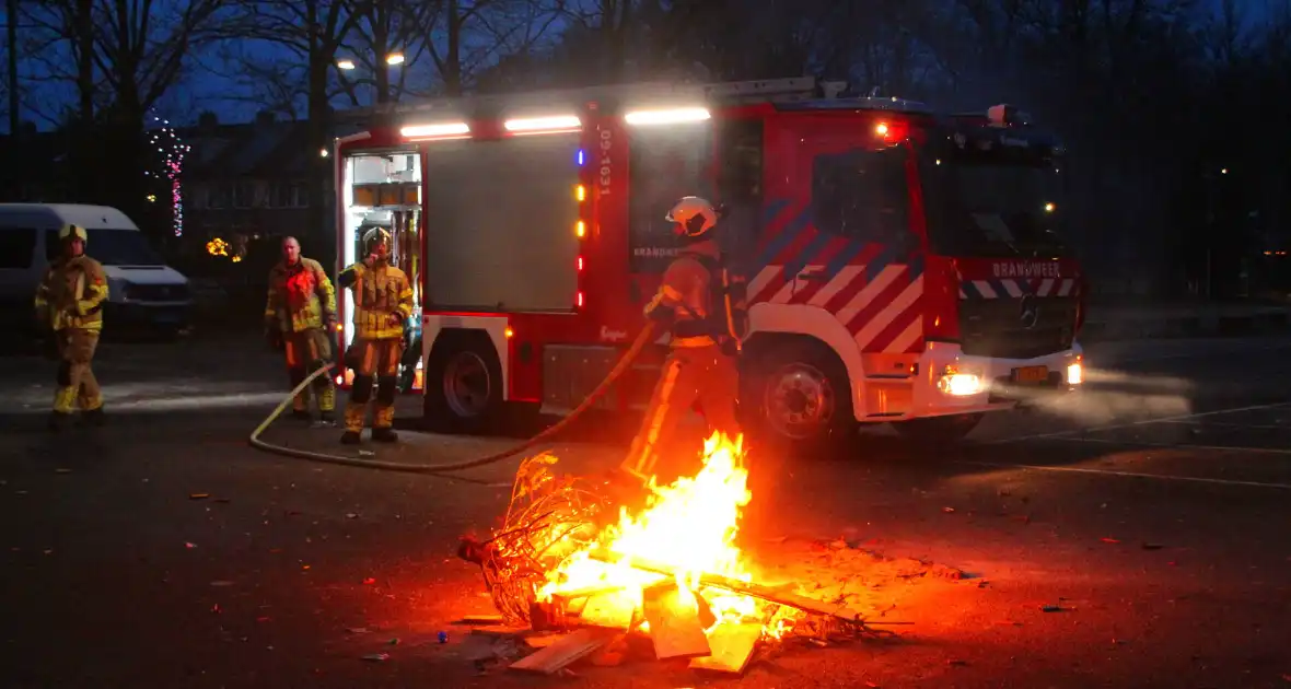 Afvalbrand op parkeerterrein snel geblust - Foto 6