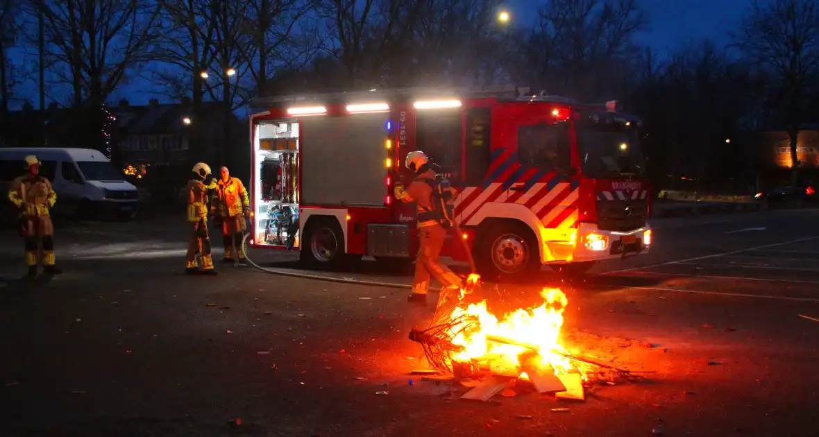 Afvalbrand op parkeerterrein snel geblust - Foto 7