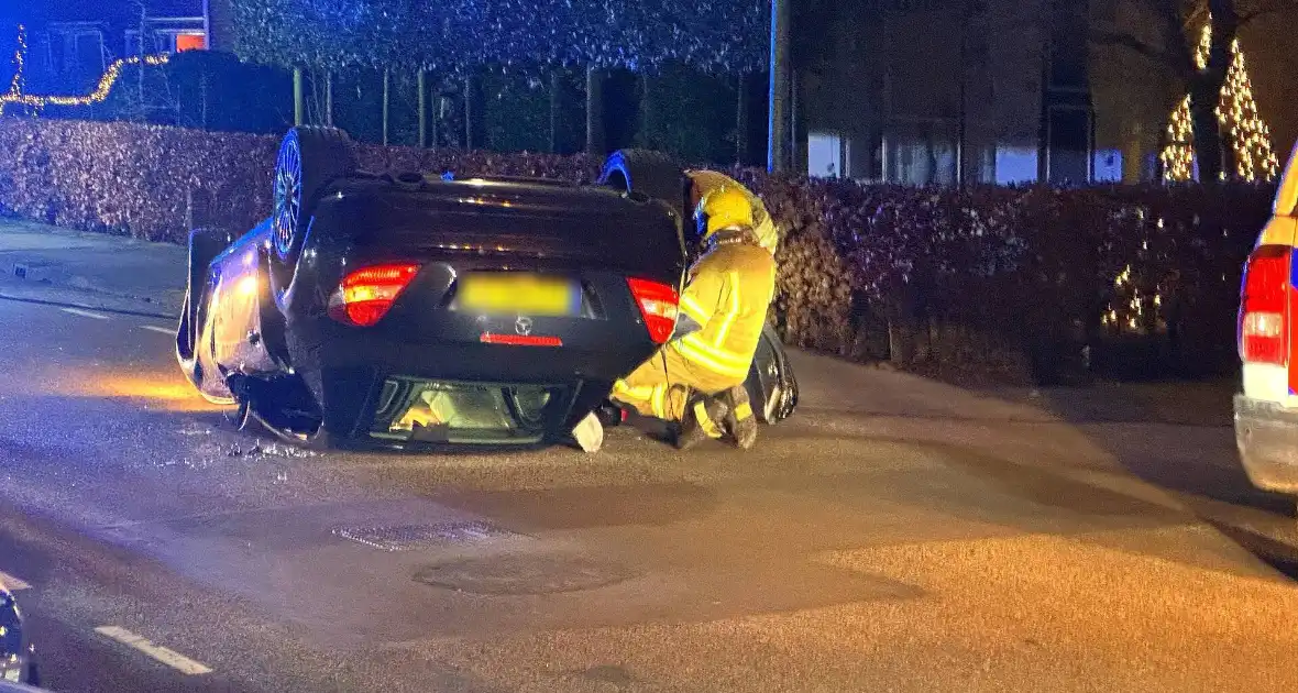 Automobilist vliegt over de kop