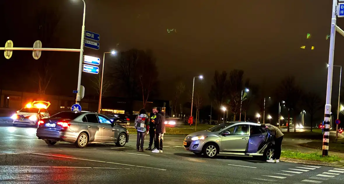 Veel schade bij aanrijding tussen twee voertuigen op kruising