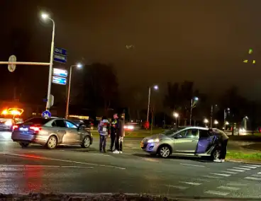 Veel schade bij aanrijding tussen twee voertuigen op kruising