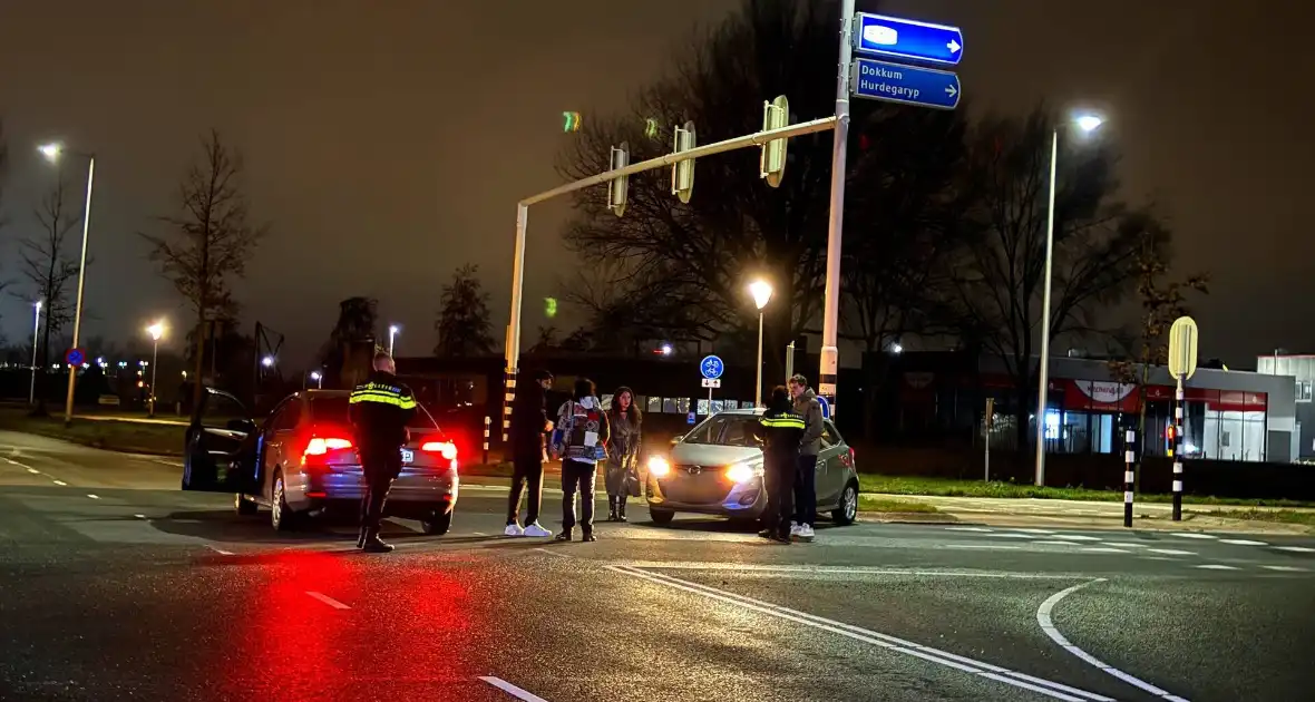 Veel schade bij aanrijding tussen twee voertuigen op kruising - Foto 1