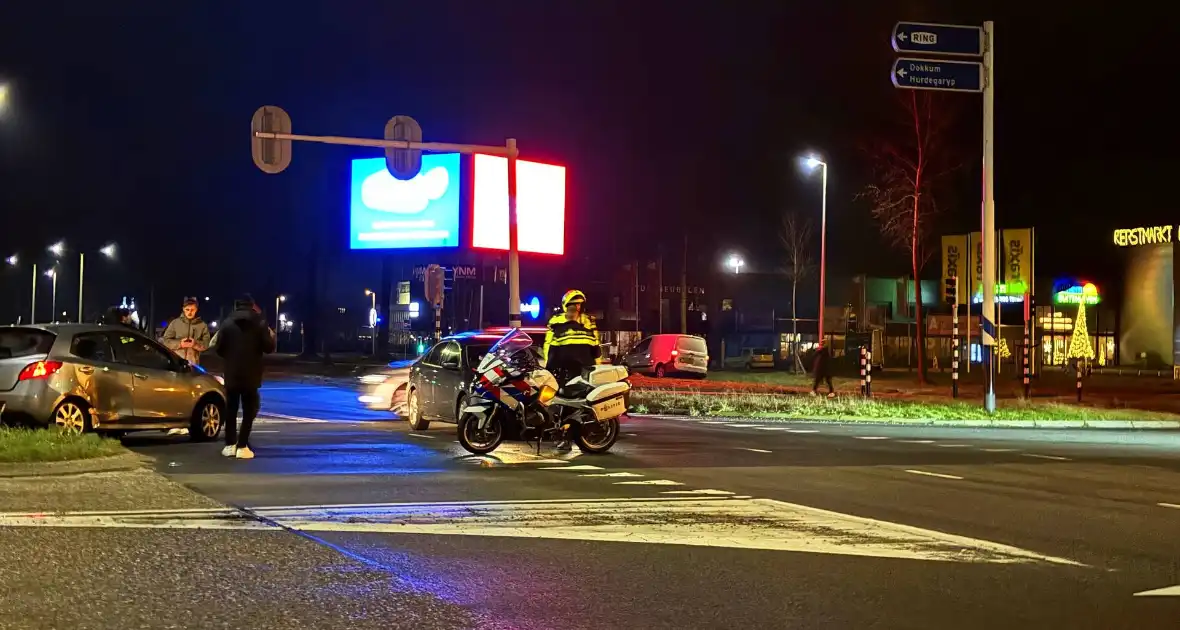 Veel schade bij aanrijding tussen twee voertuigen op kruising - Foto 2