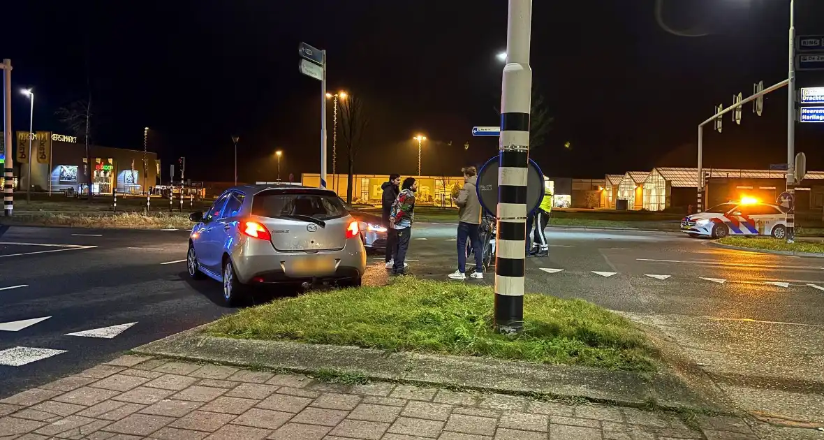 Veel schade bij aanrijding tussen twee voertuigen op kruising - Foto 3