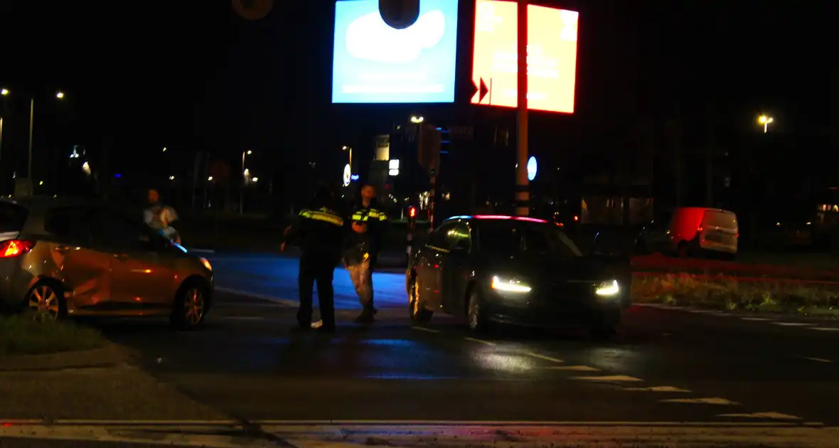 Veel schade bij aanrijding tussen twee voertuigen op kruising - Foto 4