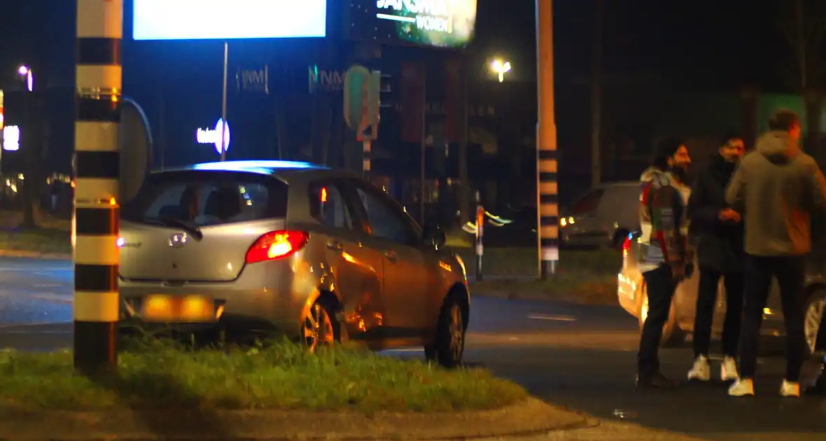 Veel schade bij aanrijding tussen twee voertuigen op kruising - Foto 5