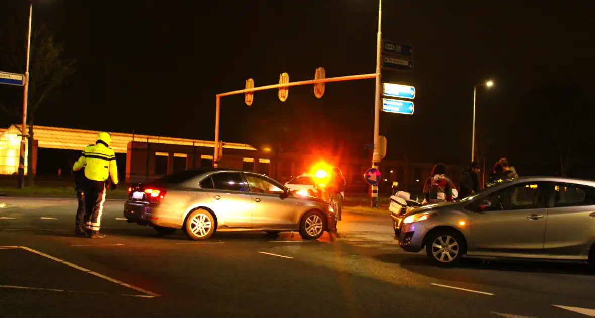 Veel schade bij aanrijding tussen twee voertuigen op kruising - Foto 6