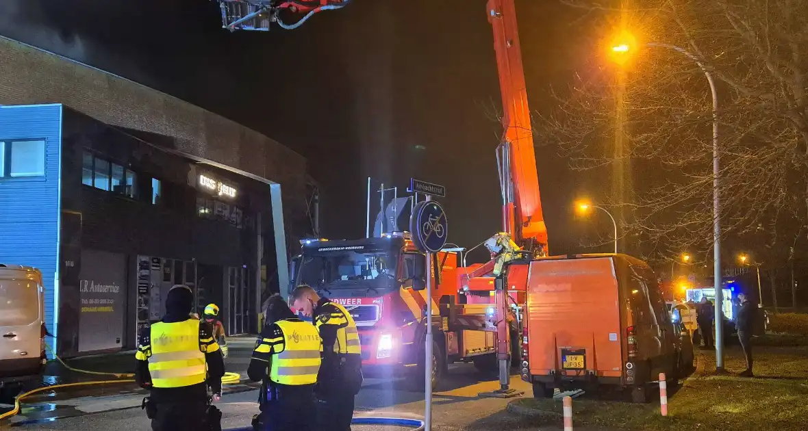 Forse rookwolken bij uitslaande kantoorbrand - Foto 1