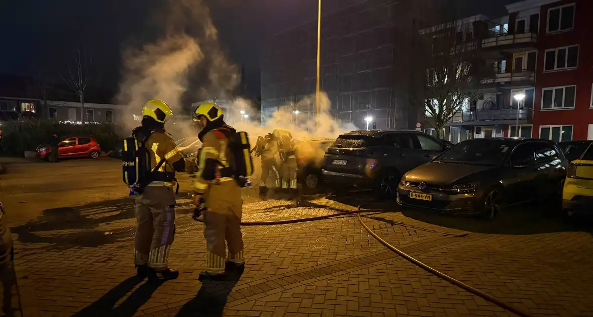 Geparkeerde auto's beschadigd door brand