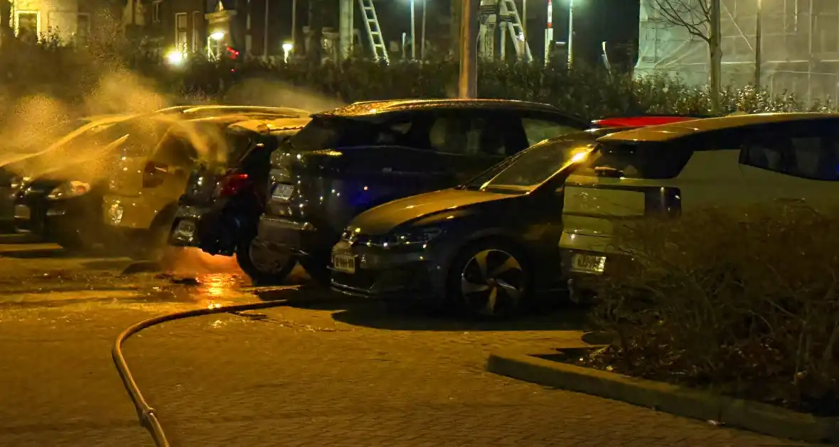 Geparkeerde auto's beschadigd door brand - Foto 1