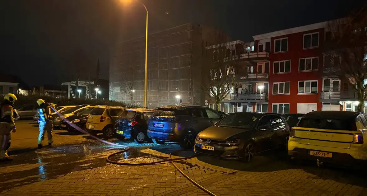 Geparkeerde auto's beschadigd door brand - Foto 2