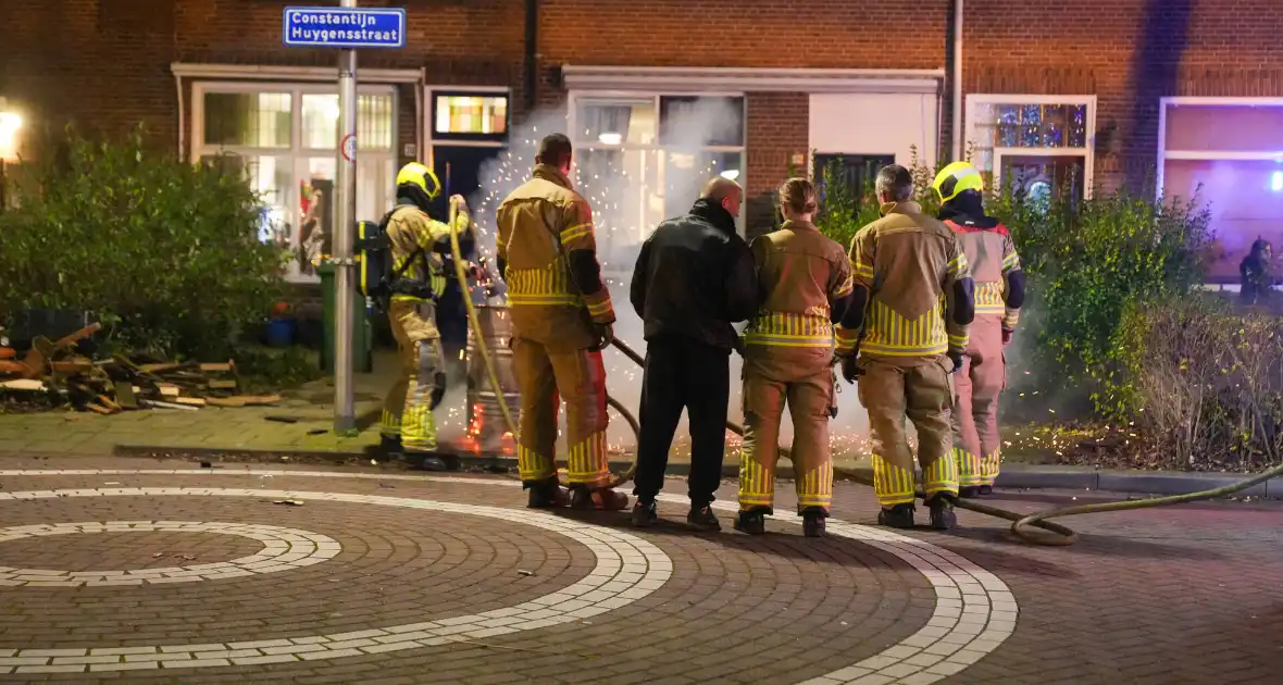 Aanhouding en woning doorzocht nadat persoon vuurwerk in vuurton gooit